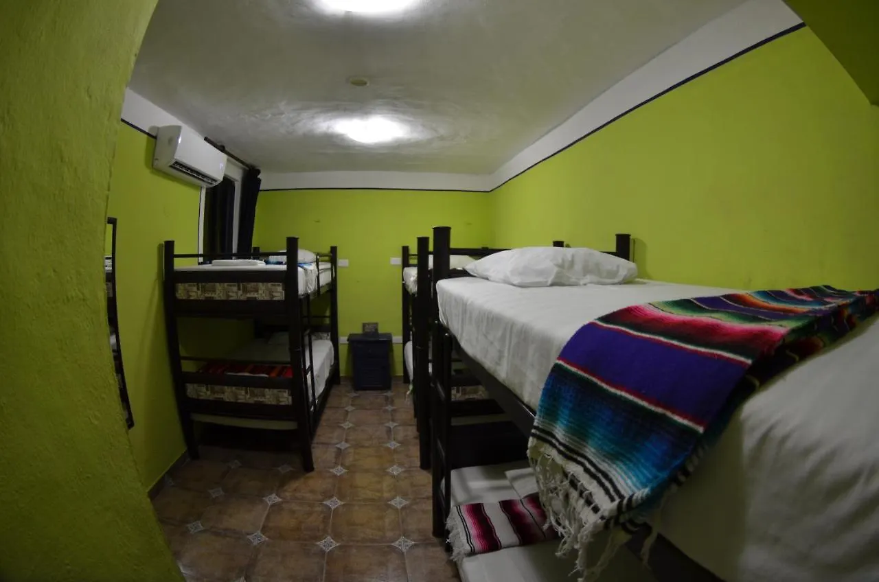 Fiesta Party Hostel - كانكون 0*,  المكسيك